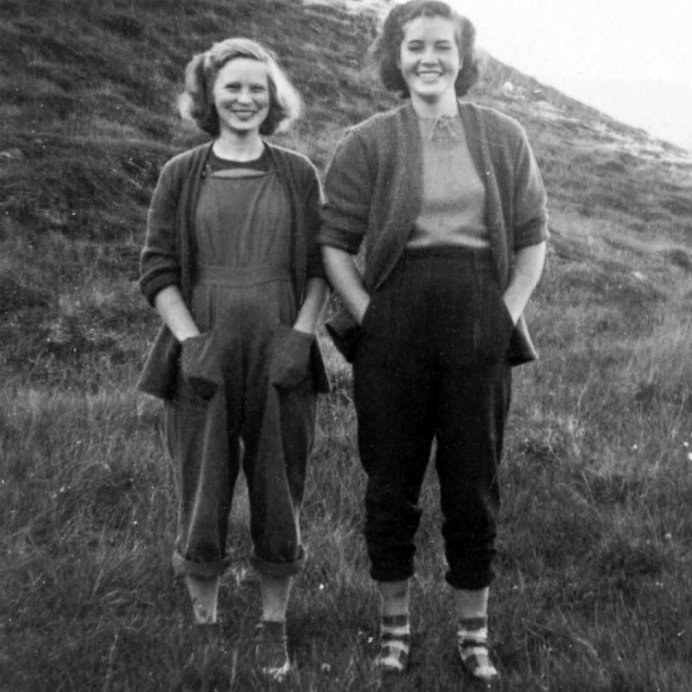 Hér eru ungar fallegar vinkonur staddar við fjallsrætur. Til hægri á myndinni er Jóhanna Jóhannsdóttir frá Kverná en okkur vantar nafn stúlkunnar sem er til vinstri á myndinni.