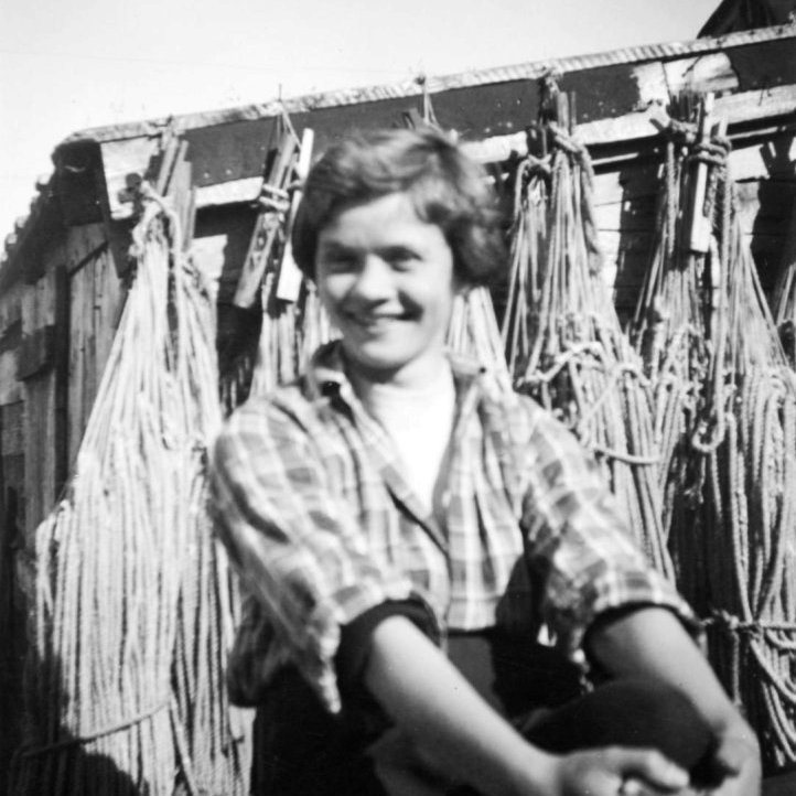 Hér er falleg ung kona sem okkur vantar nafn á og spurning hvort hún er stödd fyrir utan Neshúsin?