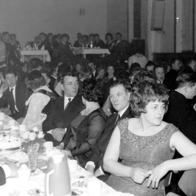 Þessi mynd er tekin í samkomuhúsinu í flottri veislu sem er örugglega á vegum kvenfélagsins. Fremst á myndinni er Ragnheiður Ásgeirsdóttir, Pétur Jónsson, Ólöf Pétursdóttir og Garðar Gunnarsson. Einnig má þekkja á myndinni Sigurvin Bergsson, Aðalheiði Guðmundsdótturog Björn Ásgeirsson. Á borðinu fyrir aftan má þekkja Reynir Gústafsson og Magnús Álfsson.