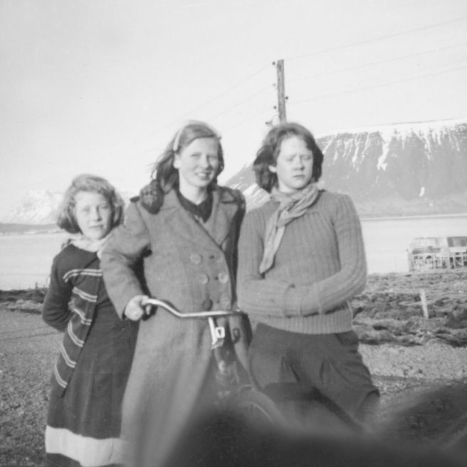 Þessi skemtilega mynd sýnir þrjár flottar stelpur sem okkur vantar nöfnin á. Eins er þarna fullorðin maður (bak svipur) og ungur drengur sem er á leiðinni niður Borgarbraut og eins og sjá má hefur mikið vatn runnið til sjávar síðan þessi mynd var tekin.