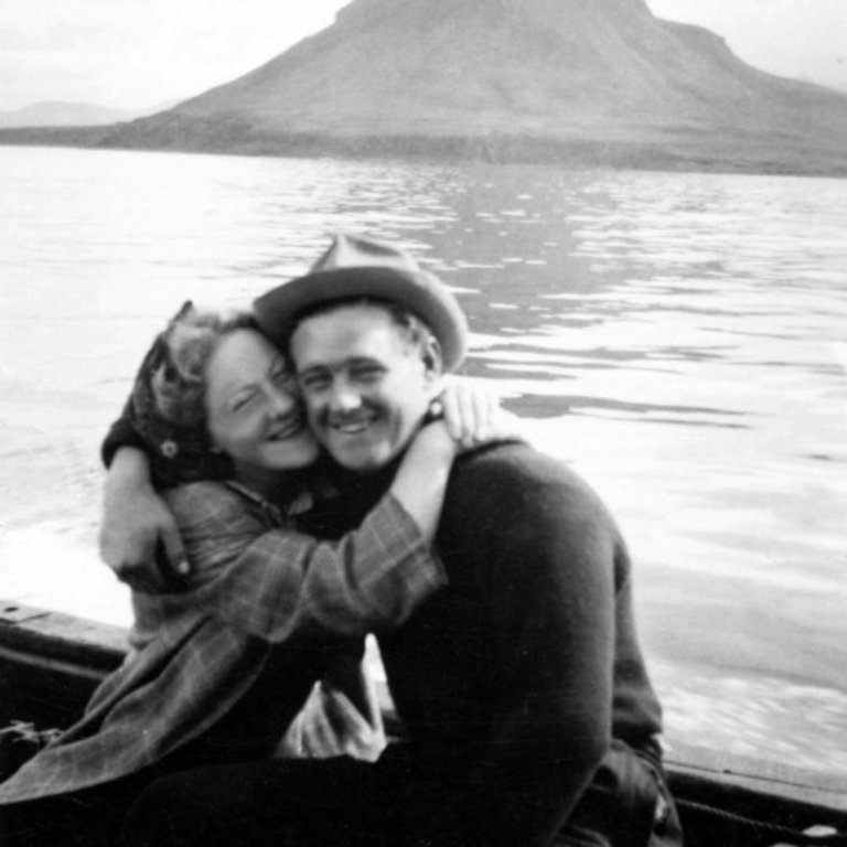 Þessi skemmtilega mynd er tekin úti á sjó fyrir framan Stöðina, þarna eru þau Sigríður Pálsdóttir og Björn Ásgeirsson sparibúin og flott þannig að það er spurning hvort er verið að fara á ball til Ólafsvíkur?