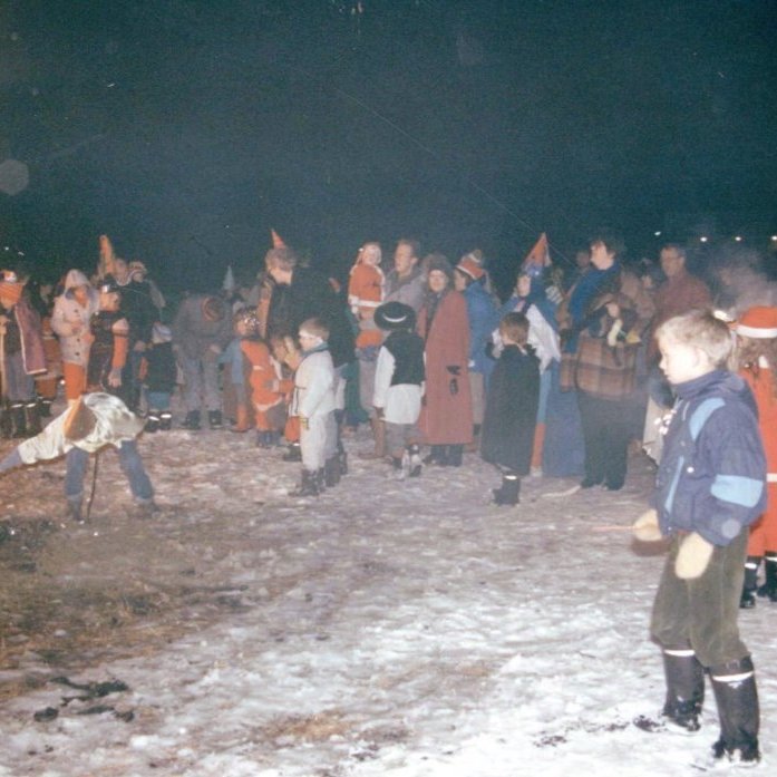 Þrettándinn. Fjöldi fullorðinna og barna við Þrettándabrennuna, enda engin samkomutakmörkun eða fjarlægðarmörk!