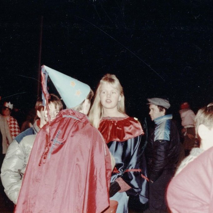 Þekkja má Ásthildi Kristjánsdóttur í svartri úlpu og með trefil, Stellu Maríu Óladóttur í álfakirtli og Pál Guðmundsson.