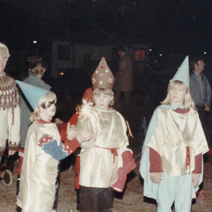 Þrettándinn. Þekkja má stúlkurnar á myndinni, Guðbjörgu Jóhönnu Níelsdóttur, Kristínu Ýr Pálmarsdóttur og Jófríði Friðgeirsdóttur.