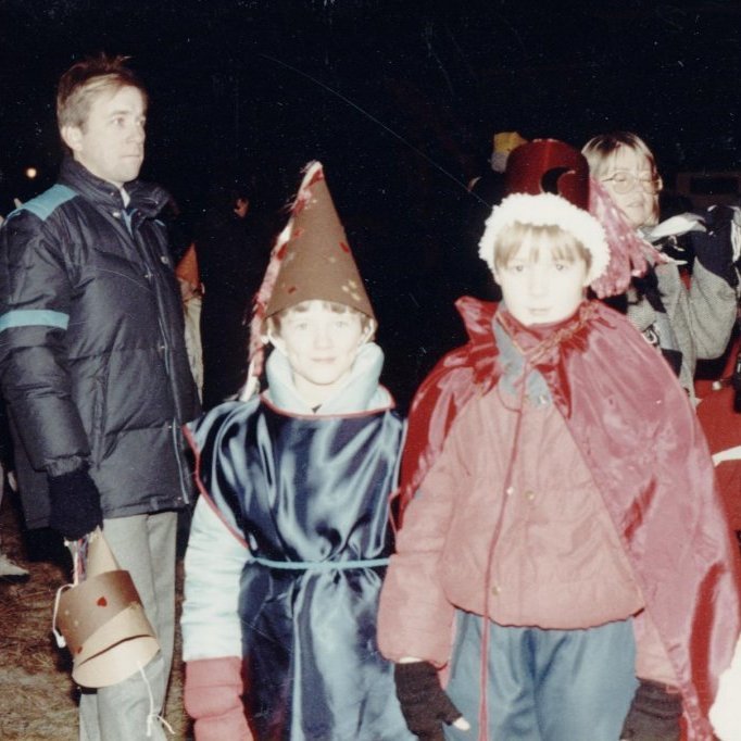 Þrettándinn. Þekkja má Elísabetu Jóhannesdóttur, Grétar Höskuldsson, Kristján Guðmundsson, Evu Jódísi Pétursdóttur, Kristínu Björgu Árnadóttur og Ragnheiði Þórarinsdóttur.