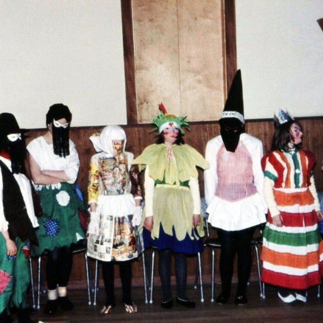 Grímuball í samkomuhúsinu í kringum 1960. Búningarnir eru flestir heimasaumaðir. Hver þekkir krakkana á bak við búningana?