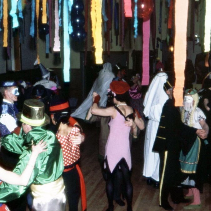 Grímuball í samkomuhúsinu í kringum 1960. Búningarnir eru flestir heimasaumaðir.  Hver veit hvaða ár og hverjir eru þarna á grímuballi?