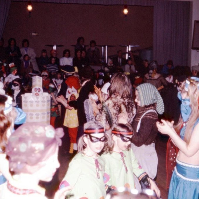 Grímuball í samkomuhúsinu rétt eftir 1973. Fallegir heimagerðir búningar. Hverjir leynast þarna?