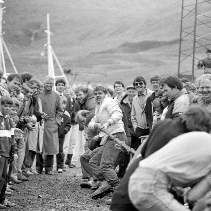 Sjómannadagurinn 1986. Þarna sjáum við mjög sterka stráka sem líklega unnu þetta reiptog. Fremstur er Kristbjörn Rafnsson, síðan bræðurnir Ómar Elisson og Pétur Elisson. Einnig má þekkja á myndinni Guðmund Jónsson, Lárus Þorvarðarson, Inga Þór Guðmundsson, séra Jón Þorsteinsson, Guðmund Einisson, Jens Kjartansson, Jens Jensson, Elís Þórólfsson, Pál Guðmundsson, Jón Bjarna Þorvarðarson, Kristinn Ólafsson, Magnús Magnússon, Harald Magnússon og Arnheiði Fanneyju Magnúsdóttur.