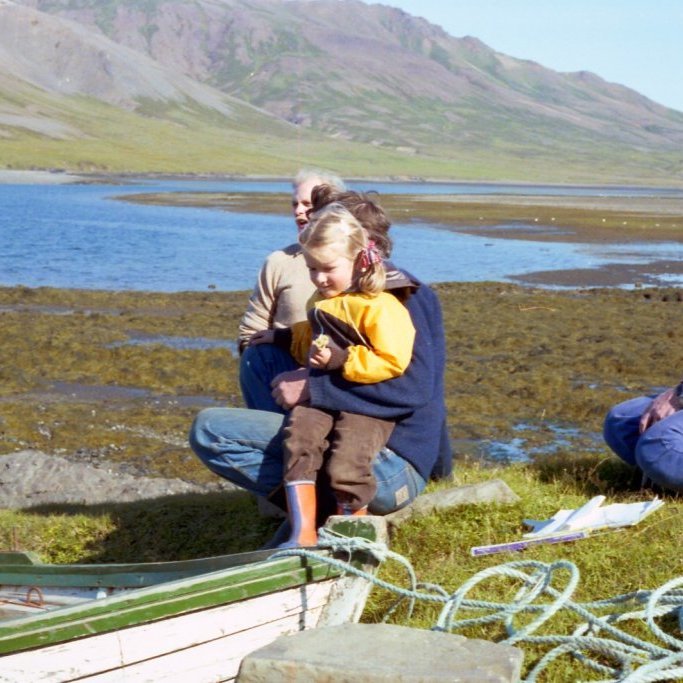 Skemmtileg mynd tekin fyrir neðan Berserkseyri. Lengst til hægri er Ásgeir Þorsteinsson og litla stelpan er líklega dóttir hans, Anna Ásgeirsdóttir.
