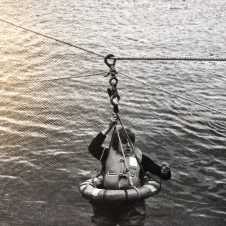 Björgunarsveitin Klakkur sýnir björgun með línu á sjómannadegi. Hjörtur Rósmann Jónsson er þarna í björgunarhringnum.