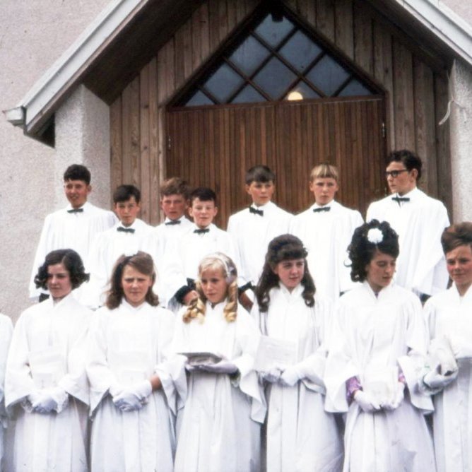 Ferming í Grundarrfjarðarkirkju árið 1968, börn fædd árið 1954. Fremri röð frá vinstri: Hallveig Guðjónsdóttir, Jóhanna Þórarinsdóttir, Guðrún Hlíðkvist Bjarnadóttir, Halldóra Karlsdóttir, Sigríður Einarsdóttir, Sigurjóna Ólöf Högnadóttir og Sæunn Jeremíasdóttir. Aftari röð frá vinstri: Ragnar Rúnar Jóhannsson, Jóhannes Finnur Halldórsson, Páll Guðfinnur Harðarson, Sigurður Ágúst Þórðarson, Sturlaugur Laxdal Gíslason, Bárður Orri Þorsteinsson og Ólafur Hans Ólafsson.