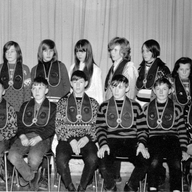 Stúkan í Grundarfirði - þarna eru talið frá vinstri, efri röð: Felix Jósafatsson, Ragnheiður Sigurðardóttir, Matthildur Kristrún Friðjónsdóttir, Elínbjörg Kristjánsdóttir, Kristín Þórðardóttir, Alda Sæunn Björnsdóttir, Helga Gróa Sigurðardóttir og Árni Emilsson. Fremri röð: Bárður Orri Þorsteinsson, Hermann Breiðfjörð, Pálmar Einarsson, Árni Halldórsson, Bergur Sigurvinsson og Sturlaugur Laxdal Gíslason.