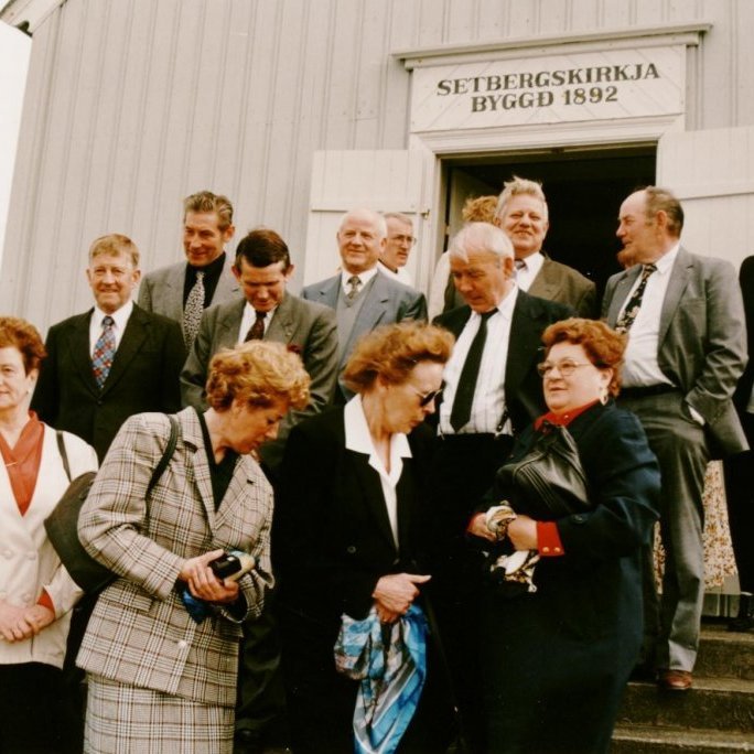 Fermingarsystkin sem fermdust í Setbergskirkju árið 1946 af séra Jósef Jónssyni. Fæðingarár þeirra er 1932. Hér koma nöfn þeirra og hvar þau bjuggu þegar þau fermdust. Aftari röð frá vinstri, Hreinn Bjarnason Berserkseyri, Jens Jakob Hallgrímsson Látravík, Jakob Cecil Júlíusson Grafarnesi og Elís Gíslason Grafarnesi. Miðröðin talið frá vinstri, Páll Brekkmann Ásgeirsson Grafarnesi, Sigurður Hallgrímsson Grafarnesi og Sveinn Garðar Gunnarsson Eiði. Fremri röð talið frá vinstri, Kristín Pálsdóttir Hjarðarbóli, Helga Sigríður Elimarsdóttir Grafarnesi, Aðalheiður Magnúsdóttir Kirkjufelli og Guðmunda Hansína Hjartardóttir Grafarnesi. Þau önnur sem fermdust með þessum flotta hópi eru: Dagfríður Finnsdóttir Grafarnesi, Karl Torfason Garðsenda, Magnþóra Kristín Þórðardóttir Grafarnesi og Páll Cecilsson Grafarnesi. Upplýsingar um fermingarbörn í Setbergskirkju og Grundarfjarðarkirkju eru í bókinni Fólkið, fjöllin, fjörðurinn, númer 10.