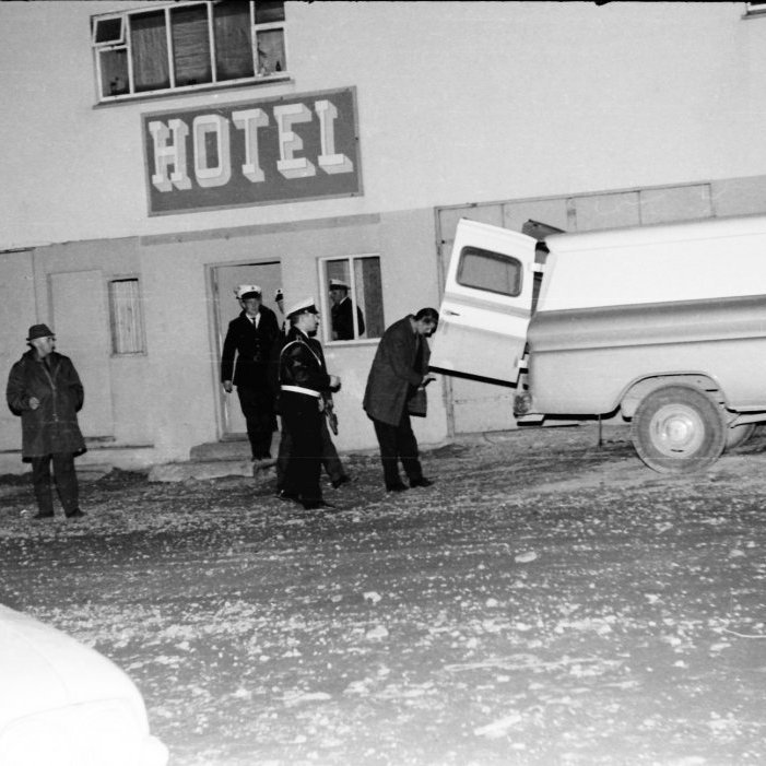 Verbúðin í Grundarfirði, en þar var oft fjör og þarna er búið að kalla til lögregluna. Lögreglubíllinn og nokkrir lögreglumenn mættir á staðinn.