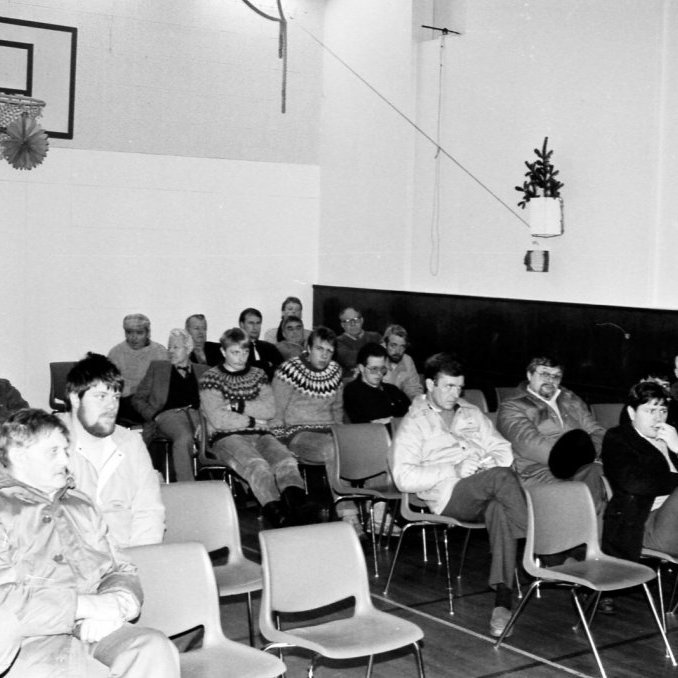 Þar sem kosningar nálgast er tilvalið að setja inn eina mynd sem tekin er í samkomuhúsinu og mjög líklega er verið að kjósa um eitthvað og þarna þekkjum við alla á myndinni.