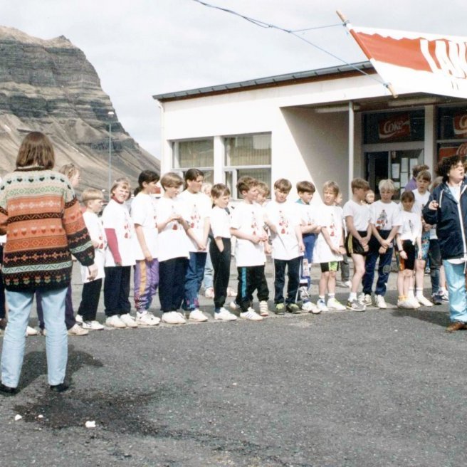 Mjólkurstöðin í Grundarfirði hefur eins og flest atvinnuhúsnæði oft breytt um starfsemi. Í dag er þar Kjörbúðin, Lyfja og ÁTVR. Lengi vel var þar Ragga sjoppa og einnig hreppsskrifstofan og seinna meir Landsbankinn. Á myndinni eru þær Dagbjört Höskuldsdóttir útibússtjóri og Ólöf Hildur skrifstofustjóri að starta Landsbankahlaupi og þar má þekkja marga krakka sem í dag eru 40 ára, en sum yngri og önnur eldri.