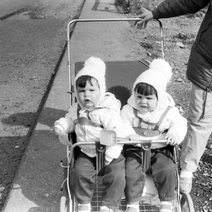 Hér kemur mynd af fallegum tvíburum og er árið sennilega 1984. Erla Dröfn og Sóley Rut Magnúsardætur, við hliðina á þeim stendur Sigurbjörg Sigurðardóttir. Á þessari filmu er Bæring að taka myndir í Grundarfirði og Búðardal.