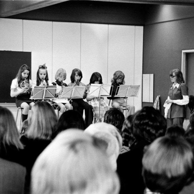 Tónleikar Tónlistaskóla Grundarfjarðar, kennari Kristín Jóhannesdóttir. Fallegu stúlkurnar sem spila þarna saman á blokkflautur eru fæddar 1966 og 1967 þær voru nemendur Kristínar. Arna Árnadóttir, Brynhildur Ólafsdóttir, Jófríður Anna Jónsdóttir, Sóley Soffaníasdóttir, Ragnheiður Elísdóttir og Jóhanna Rós Friðgeirsdóttir