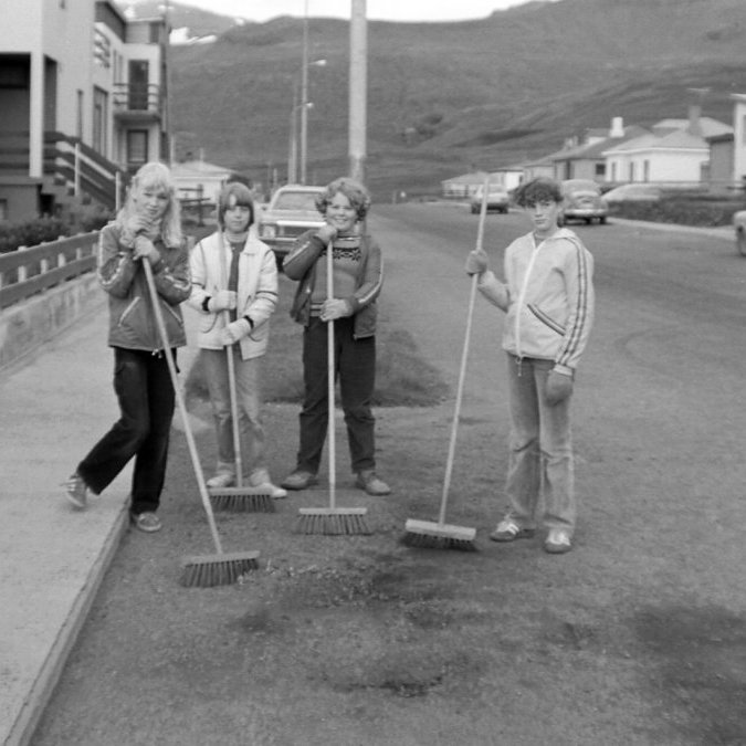 Fyrstu boðberar sumars eru grænkandi gróður, hækkandi hiti, farfuglar og krakkarnir í bæjarvinnunni. Þarna eru bekkjarsystur fæddar árið 1968 þær Björg Ágústsdóttir, Herdís Ström, Sigríður Elísabet Elisdóttir og Sigurdís Gísladóttir.