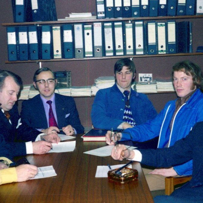 Hér eru sveitarstjórnarmenn að funda, talið frá vinstri: Halldór Finnsson, Aðalsteinn Friðfinnsson, Jónas Gestsson, Árni Emilsson, Sigurberg Árnason og Sigurvin Bergsson.