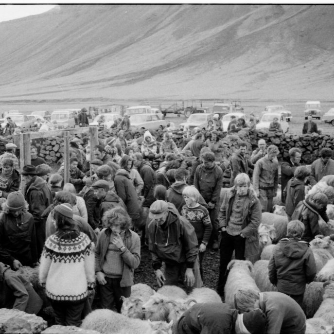 Grundarrétt og hér má þekkja ansi marga. Myndin er mjög skemmtileg þar sem hún er svo lýsandi fyrir réttarstemminguna og mannlífið. Því er virkilega gaman að spá í fólkið, krakkana, kindurnar og hvað allir eru að aðhafast á þessari einu mynd og koma þá upp í hugann orð Bærings: „Ljósmyndin sýnir oft meira en sést”. Hér er vitnað í BA ritgerð Guðmundar Rúnars Guðmundssonar (Ingi Hans Jónsson, „Bæringsstofa: Ljósmyndasafn Grundfirðinga“, bls. 13).