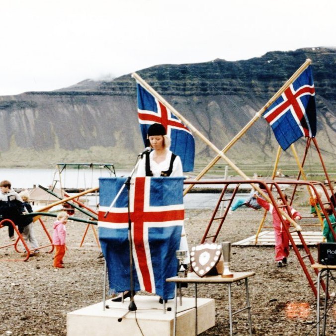 Minning: Fjallkonan fallega á 17. júní árið 1986 var Jófríður Anna Jónsdóttir.  Í dag 9. maí er Jófríður kvödd hinstu kveðju, aðeins 54 ára gömul, en hún lést 26. apríl síðastliðinn á heimili sínu í Jessheim í Noregi. Fríða kom til Grundarfjarðar árið 1974 þegar pabbi hennar varð sóknarprestur í Setbergsprestakalli í Grundarfirði. Fjölskyldan bjó í Grundarfirði næstu 16 árin og hér ólst Fríða upp með góðum vinum sem eiga fallegar minningar frá þeim tíma. Á þessum tíma varð Fríða einnig stóra systir því systur hennar tvær fæddust eftir að fjölskyldan settist hér að. Fríða var einstaklega ljúf og hjartahlý alla tíð og að auki ótrúlega kjarkmikil í 10 ára baráttu við krabbameinið. Þar sýndi hún mikið æðruleysi. Það er með miklum söknuði sem hún er kvödd en einnig með þakklæti fyrir lífið hennar, blessuð sé minning Fríðu, hún mun hvíla í kirkjugarðinum á Setbergi. Eiginmaður og synir Fríðu, þeir Rune, Hjalmar, Jonas og Runar, einnig  foreldrar og systrum Fríðu þau Jón, Sigríður, Þorgerður, Margrét og fjölskyldur: innilegar samúðarkveðjur til ykkar allra. (OA tók saman).
