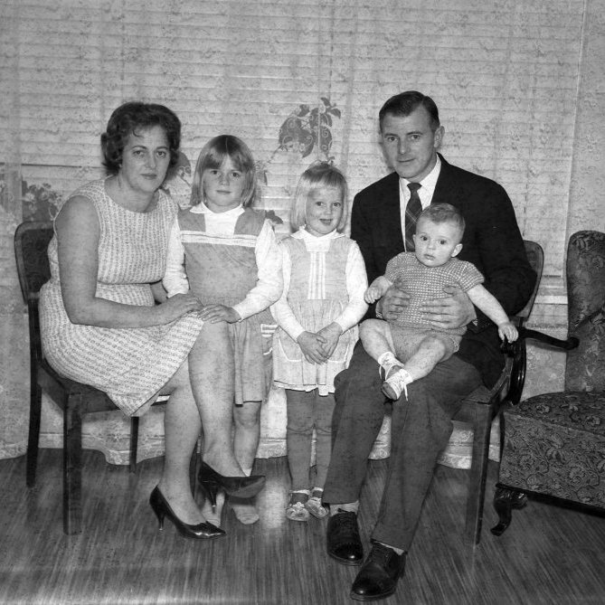 Hjónin Hinrik Elbergsson og Ragnheiður Ásgeirsdóttir og börn þeirra Ágústa, Ásdís og Hinrik. Þessi fallega fjölskylda bjó á Borgarbraut 6.