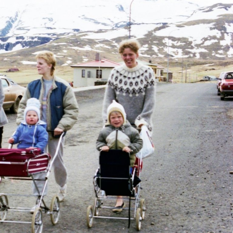 Úti að ganga með börnin sín. Þær mæðgur Berglind (Linda) Hermannsdóttir og Þóra Lind Þórsdóttir senda Bæring falleg bros. Arna Böðvarsdóttir er konan til vinstri og sonur/dóttir?