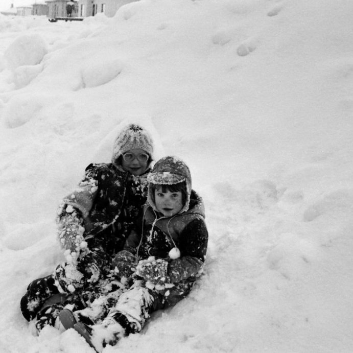 Hér kemur ein skemmtileg vetrarmynd af tveimur vinkonum sem láta kuldabola ekkert á sig fá, enda gaman að leika sér í háum sköflum. Þetta eru þær Heiða Ólafsdóttir og Guðrún Jóna Jósepsdóttir.