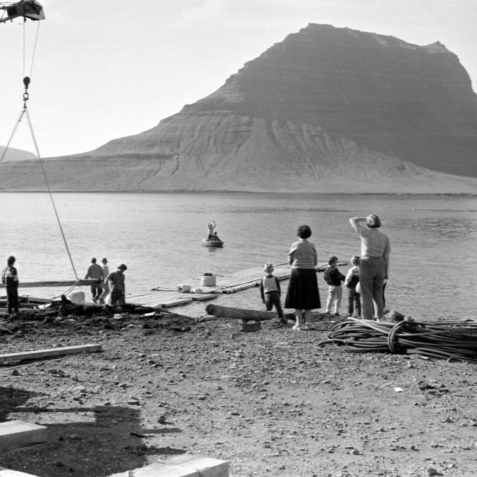 Framkvæmdir við laxeldi Snælax. Þarna má þekkja Ingibjörgu Kristjánsdóttur og Jónu Björk Ragnarsdóttur að fylgjast með.