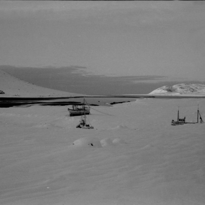 Skemmtileg mynd þar sem bátar hafa verið dregnir upp frá Kirkjufellsósi og geymdir á Styttingsnesi þar sem enn má sjá ummerki eftir veru báta.