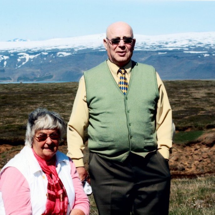 Hjónin Lilja Finnbogadóttir og Gísli Kristjánsson á ferðalagi með eldriborgurum í Grundarfirði á fögrum degi. Lilja lést laugardaginn 18. júní og útför fer fram í dag 27. júní 2022.  Lilja er nú komin til Gísla síns og ferðast þau um í sumarlandinu með vinum sínum, en þau hjónin höfðu gaman af að ferðast saman, bæði innanlands og erlendis.