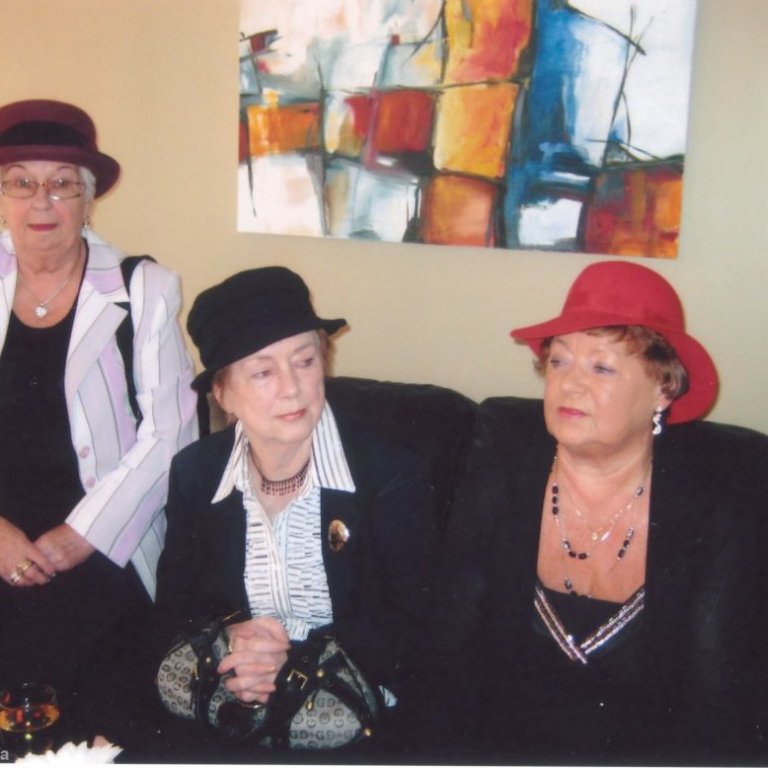Fallegar og glæsilegar konur á hattakvöldi hjá Félagi eldri borgara í Grundarfiri. Skemmtunin var haldin á Hótel Framnesi. Talið frá vinstri eru þær Lilja Finnbogadóttir, Marta K. Böðvarsdóttir og Kristín Árnadóttir.