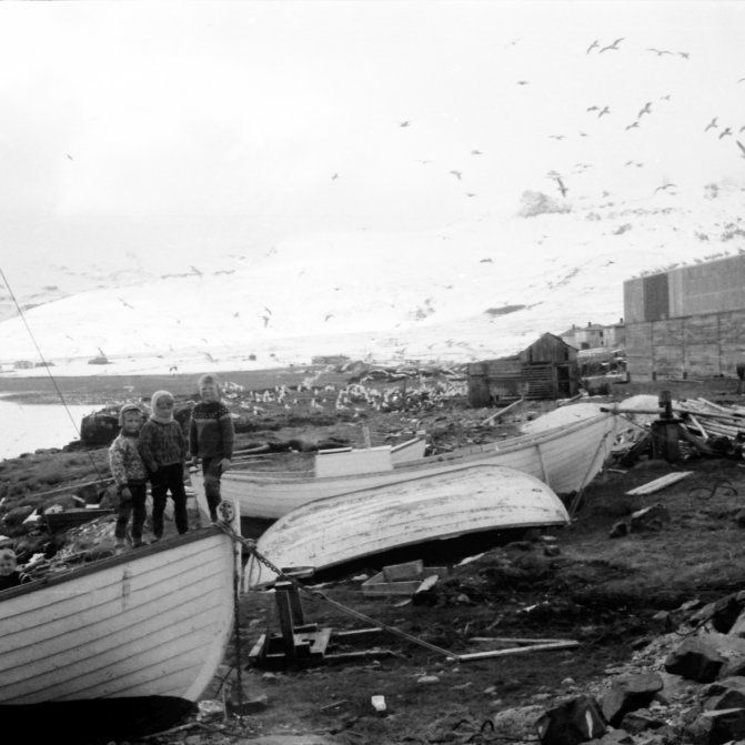 Skemmtilegasta leiksvæðið í þorpinu, trillurnar, fjaran, klettarnir, tunnurnar hjá Soffa og kofinn til þess að klifra á og fara í 