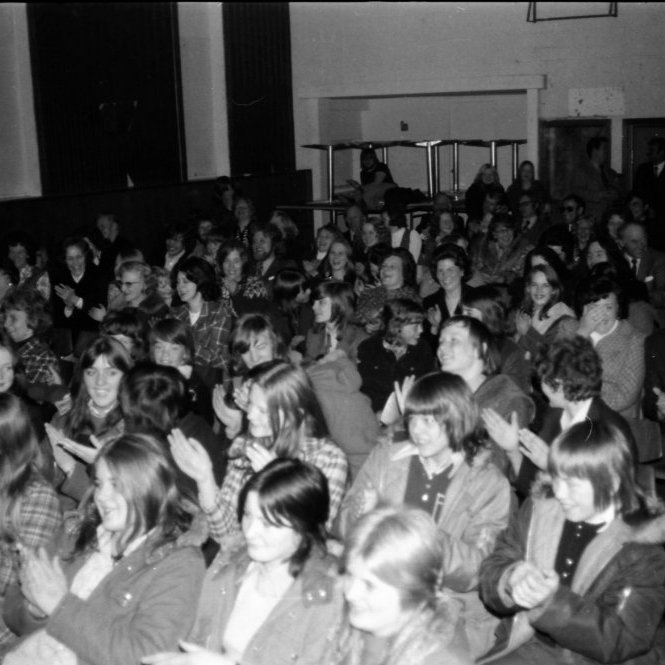 Skemmtun í samkomuhúsinu og þarna má þekkja allflesta á myndinni. Þegar skemmtanir voru í þorpinu mættu fullorðnir og krakkar á öllum aldri og áttu saman frábæra stund eins og sést á myndinni.