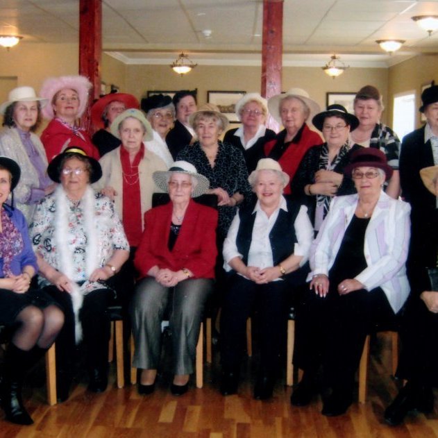 Glæsilegar konur á hattakvöldi. Talið frá vinstri í aftari röð, Hulda Valdimarsdóttir, Kristín Árnadóttir, Ásdís Valdimarsdóttir, Sólveig Guðmundsdóttir, Elsa Árnadóttir, Auður Jónasdóttir, Guðlaug Guðmundsdóttir, Kristín Pálsdóttir, Jónína Kristjánsdóttir, Gerður Guðbjörnsdóttir, Helga Þóra Árnadóttir, Guðmunda Hjartardóttir, Þórunn Kristinsdóttir, Marta Böðvarsdóttir, Auður Halldórsdóttir og Jóhanna Sigurrós Árnadóttir. Fremri röð frá vinstri, Dagbjört Lína Kristjánsdóttir, Áslaug Pétursdóttir, Vigdís Gunnarsdóttir, Ólöf Pétursdóttir, Lilja Finnbogadóttir og Hanne Alm.