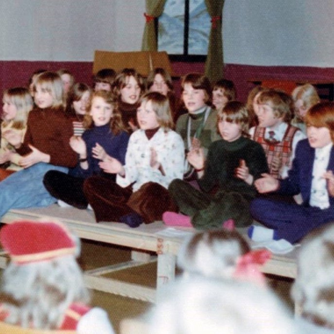 Hressir krakkar á árshátíð með tónlistaratriði. Þessir krakkar eru flest fædd árið 1964, en með í þessu söngatriði eru nokkrir úr árgöngum 1963, 1962 og ein úr 1961 sem líklega er að spila á gítar. Talið frá vinstri þau sem þekkjast á myndinni eru: Brynja, Sjöfn, Stína Hrönn, Kristín, Guðný Elsa, Jóhanna, Guðrún, Rakel, Hrönn, Óli Siggi ?, Unnur María, Geiri, Kristín Anna, Ásgeir, Sólrún og Anna Jonny.