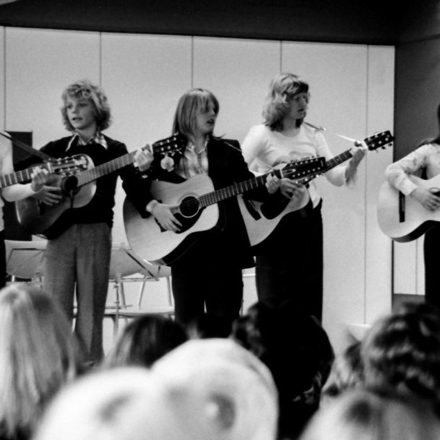 Unglingarnir og gítarnemendur Jóns Þorsteinssonar, fædd 1961. Þarna eru þau fimm á palli. Talið frá vinstri, Kolbeinn, Hannes, Jóhannes, Fríða og Olga Sædís.