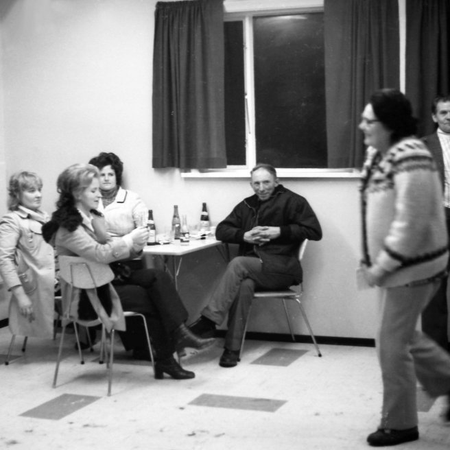 Gaman væri að vita hvar þessi mynd er tekin og hvert tilefnið var. Á myndinni eru Vilhjálmur Pétursson, Hjördís Inga Einarsdóttir, Rósa Geirmundsdóttir, Rósa Sigurþórsdóttir, Jón Bjarni Hjartarson og Pétur Jónsson.