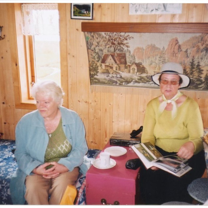 Kaffiboð á Spjör í júlí 2002. Hér eru þær Bára Pétursdóttir og Vigdís Gunnarsdóttir.