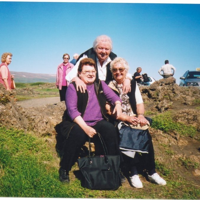 Ferðalag eldriborgara um norðurland árið 2003. Fremst á myndinni eru vinkonurnar Guðmunda Hjartardóttir, Helga Þóra Árnadóttir og Lilja Finnbogadóttir, fyrir aftan má sjá hjónin Magnús Álfsson og Aðalheiði Magnúsdóttur, einnig eru þær Aðalheiður Guðmundsdóttir og Vigdís Gunnarsdóttir.
