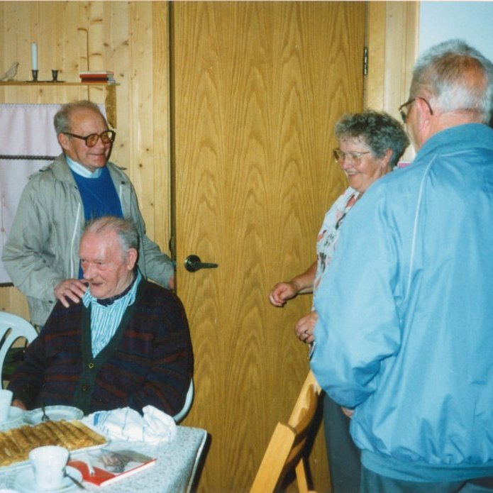 Eldriborgarar í heimsókn á Spjör 23 júlí 1995. Glatt á hjalla yfir kaffiveitingum, talið frá vinstri Pétur Konráðsson, Jens Kjartansson, Pálína Gísladóttir og Halldór Finnsson, Jeremías Kjartansson snýr baki í ljósmyndarann.