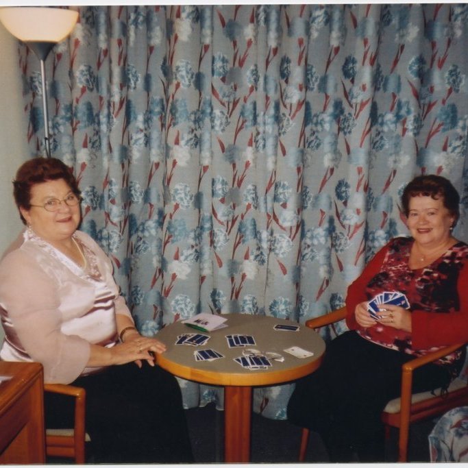 Á Örkinni í febrúar árið 2005. Góðar vinkonur taka í spil uppi á herbergi fyrir mat. Frá vinstri  Guðmunda Hjartardóttir og Ólöf Pétursdóttir