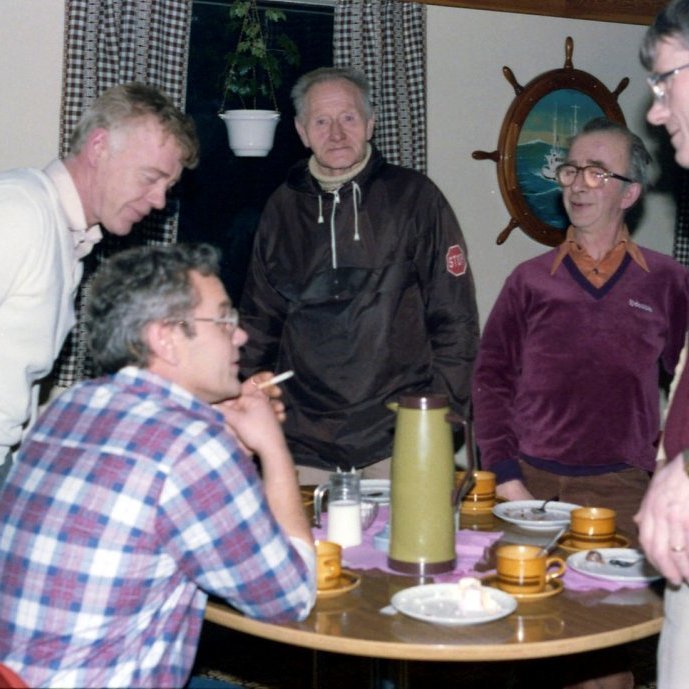 Kaffistofan hjá Soffaníasi Cecilssyni. Kaffispjall hjá þeim félögum, talið frá vinstri: Grímur Haraldsson, Guðni Gústafsson, Óskar Sæmundsson, Karl Friðleifsson og Páll Cecilsson.