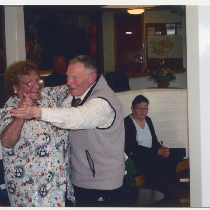 Tekinn léttur snúningur í ferð eldriborgara, þau Áslaug Pétursdóttir og Gísli Magnússon, einnig má sjá á myndinni Helgu Þóru Árnadóttur, Rögnvald Guðlaugsson og Ragnheiði Skarphéðinsdóttur.