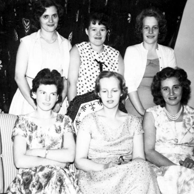 Ungar sjómannskonur árið 1960. Aftari röð frá vinstri Hulda Vilmundardóttir, Ólöf Ragna Pétursdóttir og Jónína Kristjánsdóttir. Fremri röð frá vinstri Þórdís Gunnarsdóttir, Ásdís Valdimarsdóttir og Elín Dagmar Valdimarsdóttir.