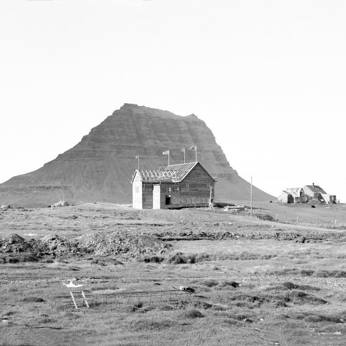 Hér er mynd sem sýnir Grundarfjarðarkirkju fokhelda sennilega árið 1965 og til hægri á myndinni Fagurhólsbæinn og líklega sést aðeins í húsið á Grundargötu 43. Myndin er tekin þar sem nú eru gatnamót Hrannarstígs og Hlíðarvegar.