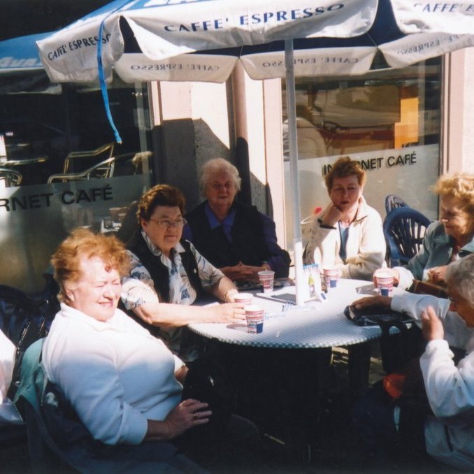 Ferðalag Félags eldri borgara í Grundarfirði um Norðurland árið 2003. Sitjandi saman á góðum degi í kaffi, talið frá vinstri eru Ólöf Pétursdóttir, Guðmunda Hjartardóttir, Helga Þóra Árnadóttir, Marta Böðvarsdóttir, Aðalheiður Guðmundsdóttir og Elísabet Jóhannesdóttir. Þessar góðu konur sitja nú allar saman með kaffibolla og spjalla í Sumarlandinu.