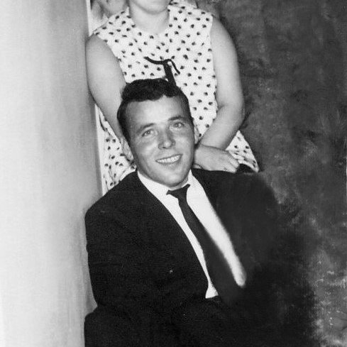 Ungu hjónin Ólöf Ragna Pétursdóttir og Sveinn Garðar Gunnarsson árið 1960. Ólöf lést aðfararnótt 26. júlí 2022 á Dvalar- og hjúkrunarheimilinu Fellaskjóli og er útförin gerð frá Grundarfjarðarkirkju föstudaginn 12. ágúst kl 14:00. Ólöf er farin á vit ævintýra í sumarlandinu segja börnin hennar með sanni þar sem pabbi þeirra hann Garðar tók á móti henni, en hann lést 21. september árið 2000. Það verða góðir endurfundir hjá eiginmanni, foreldrum og svo mörgum ættingjum og vinum sem á undan eru farin. Ólöf var einstaklega glaðlynd og hafði fallega og góða nærveru, hláturinn hennar var smitandi og það birti upp hvar sem hún var. Ólöf var sjómannskona, Garðar var sjómaður og farsæll skipstjóri alla sína starfsævi en Ólöf sigldi heimilisskútunni af öryggi enda með fimm fjöruga krakka í áhöfninni, Oft á tíðum var siglt um lygnan sjó en á tíðum í gegnum brim og boðaföll því áföllin voru mörg í gegnum tíðina. Síðustu árin var það heilsubrestur hennar sem hún bar með einstöku æðruleysi. Við kveðjum Ólöfu Pétursdóttur hinstu kveðju á útfarardegi. Blessuð sé minning hennar.